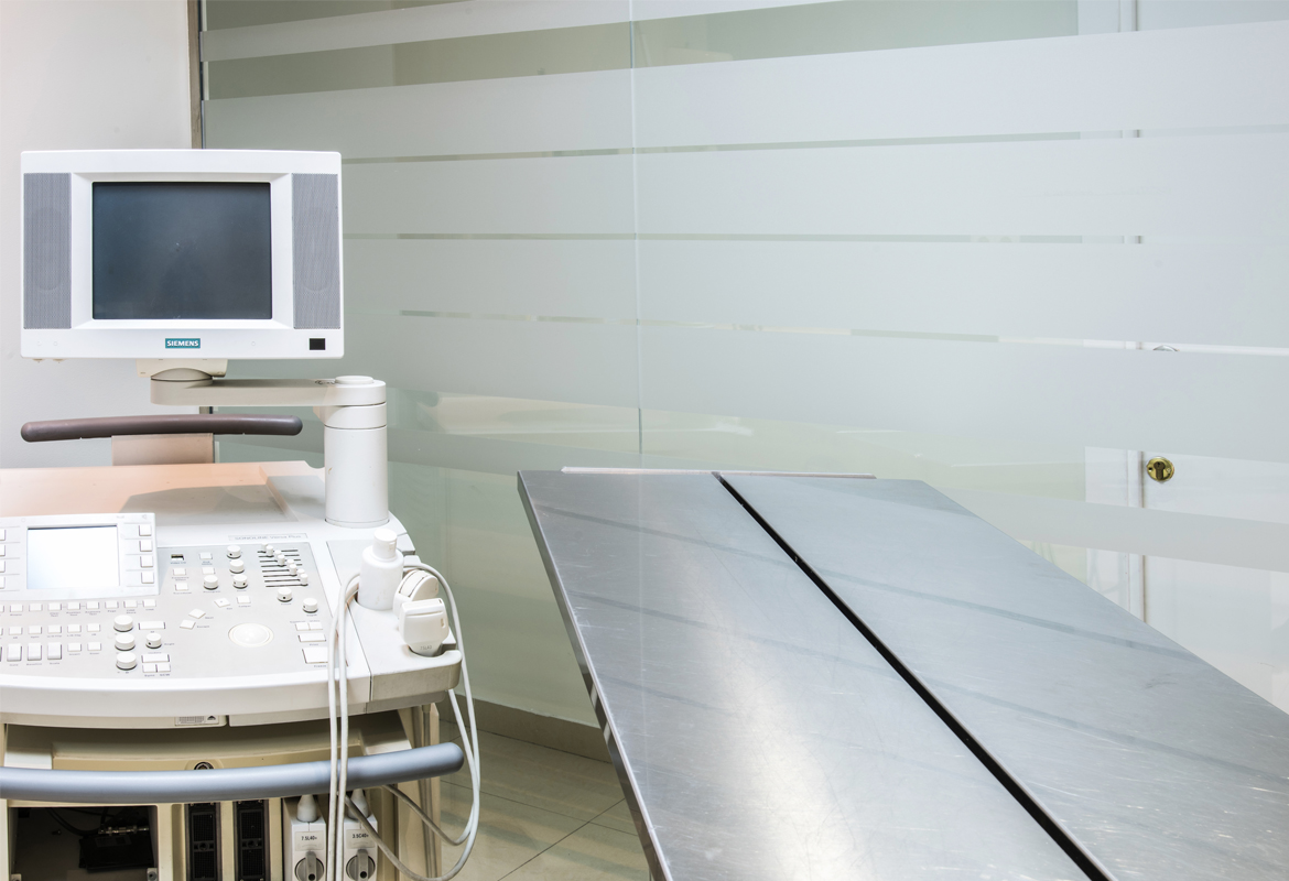 Equipo de veterinarios trabajando en nuestras instalaciones